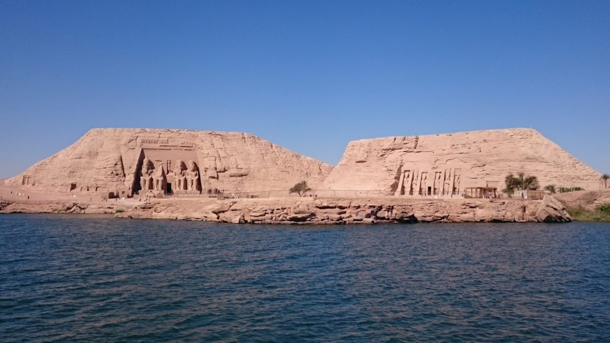 ナセル湖からのアブ・シンベル神殿